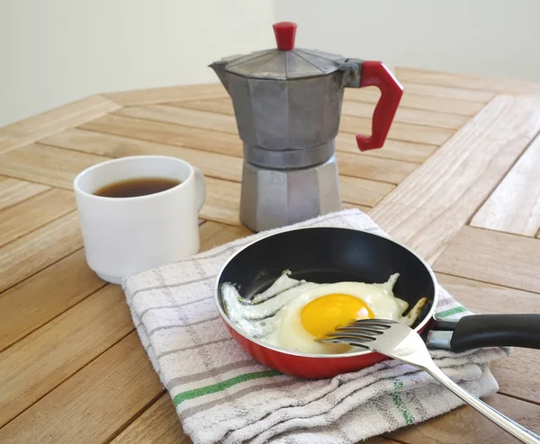 Sahanda yumurta masaya Kupası ve kahve pot ile — Stok fotoğraf
