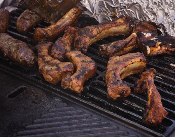 Costillas de cerdo BBQ en la parrilla — Foto de Stock