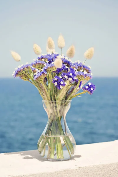 Szklany wazon z kwiatami dziki lato — Zdjęcie stockowe
