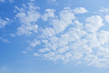 Mavi gökyüzünde sirus bulutları