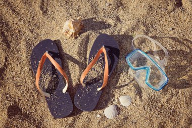 Mavi flip flop ve şnorkel maskesi