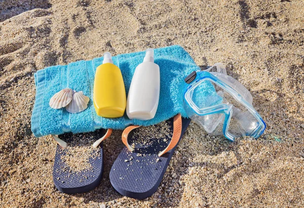 The summer skin care kit, beach towel, and snorkel — Stock Photo, Image