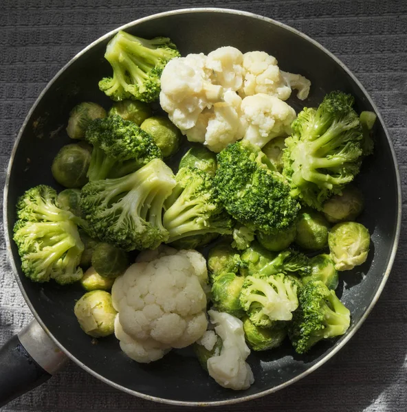 Top view of a frying pan with fresh defrosted vegetables: cauliflower, broccoli, Brussels sprouts — Stock Photo, Image