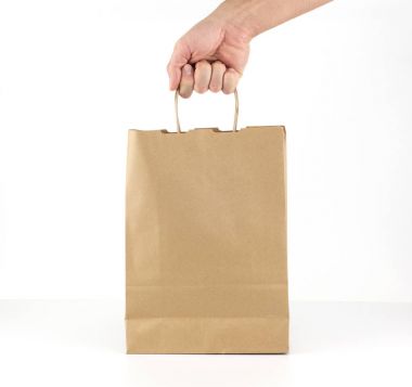 Bir adamın elinde bir kağıt torba tutar