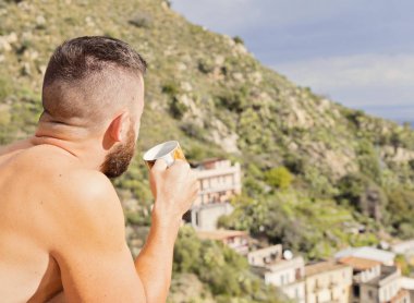 Sakallı adam sabahın erken saatlerinde kahve içme