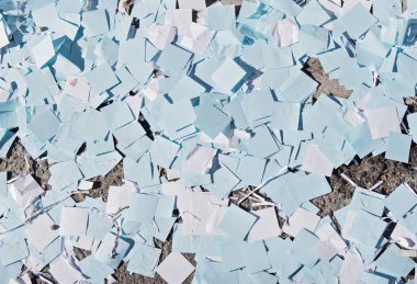 Sokak güneş gününde konfeti Close-Up