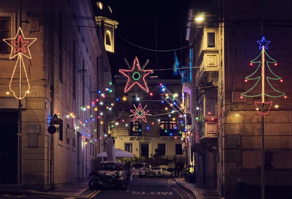 Аутентичная улица старого города Мальты в рождественскую ночь — стоковое фото