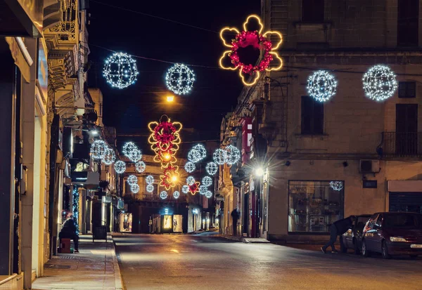 Vista de la calle nocturna de Malta, decorada para Navidad — Foto de Stock