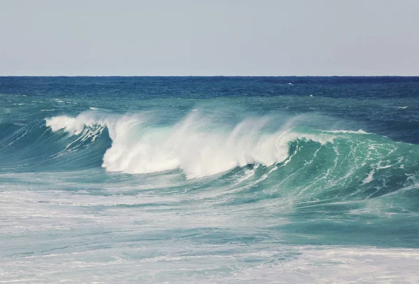 Gran onda aguamarina de cerca —  Fotos de Stock