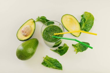 Düz yatıyordu cam from, ıspanak, kabak taze yüzlü ile kompozisyon