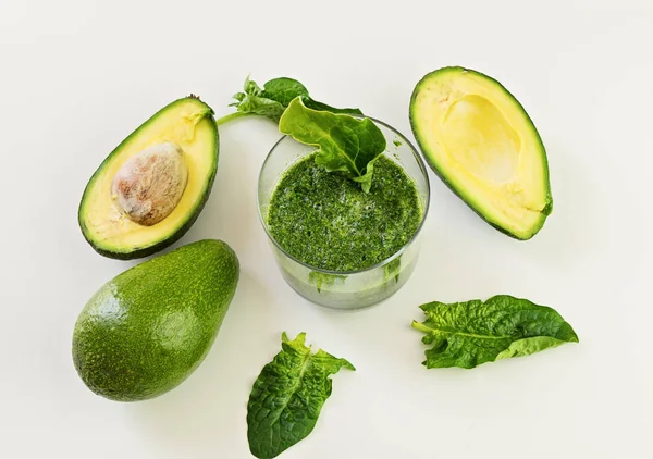 Glas met verse groene smoothie van spinazie en avocado — Stockfoto