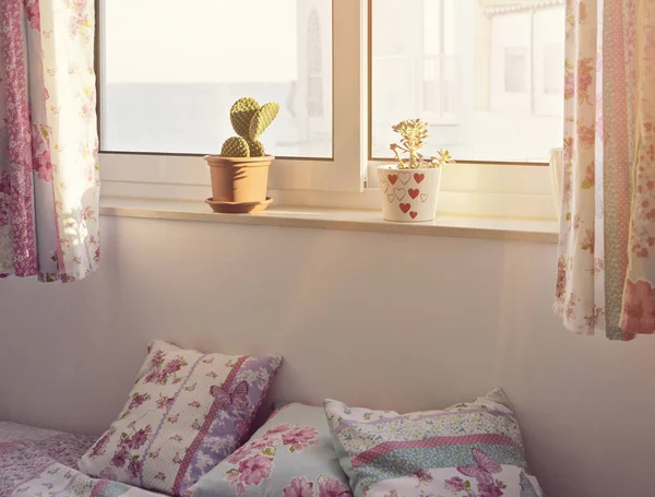 Romantyczny różowy wnętrza sypialni dla dziewczyny — Zdjęcie stockowe