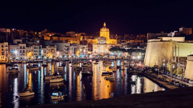 Gece panoramik şehir Kalkara ve St.Joseph Kilisesi