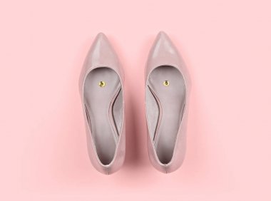 Klasik kadın bej ayakkabı raptiye ile