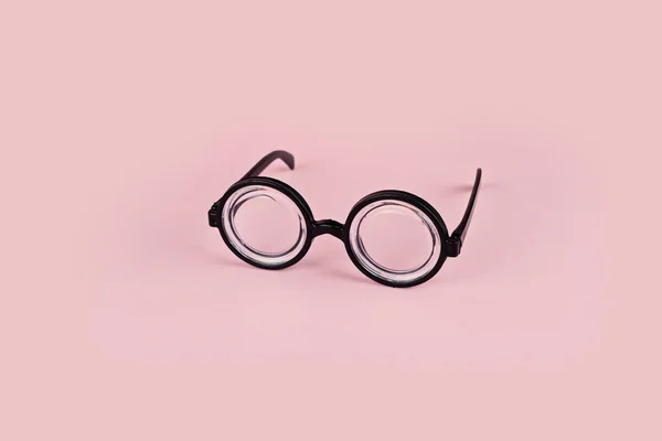 Lunettes drôles avec des lunettes rondes sur fond rose — Photo