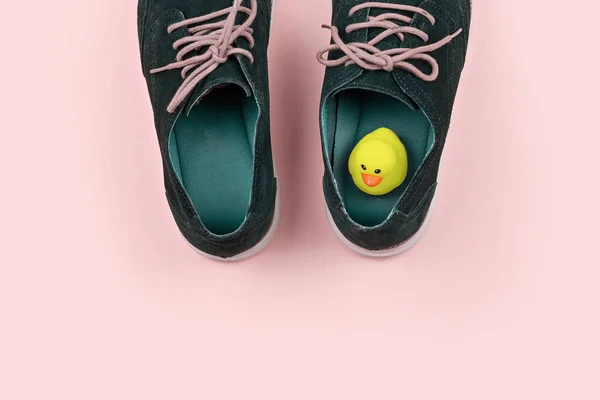 Мужская обувь с жёлтой уткой — стоковое фото