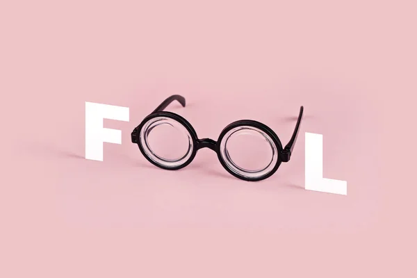 Óculos engraçados com óculos redondos no fundo rosa — Fotografia de Stock