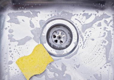 Lavabo drenaj ve sarı sünger kadar yakın