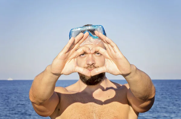Forma del cuore fatta da mani maschili in maschera da snorkeling — Foto Stock