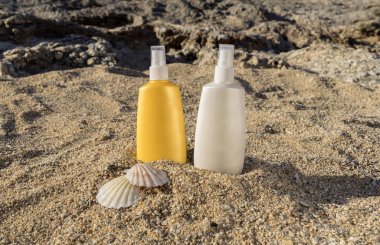 Mockup güneşlenme için iki şişe ürünün