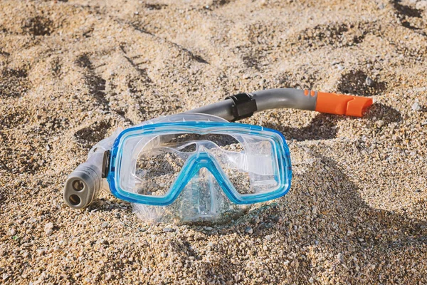 Snorkel mask with tube on sandy beach — Stock Photo, Image