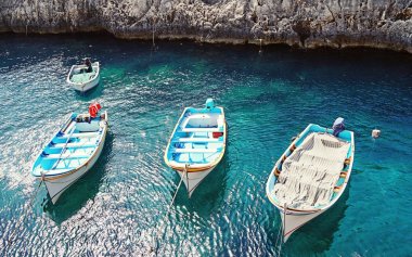 Boş geleneksel Malta tekneler Luzzu görünümünü