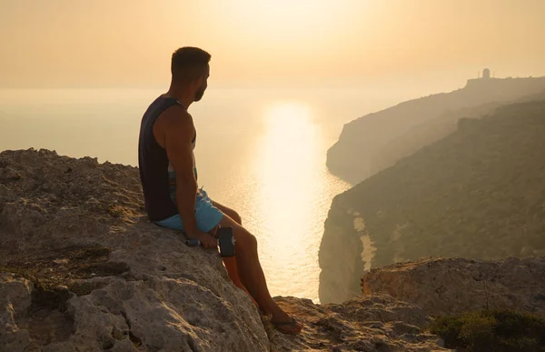 Silhouette di uomo barbuto sul bel tramonto — Foto Stock