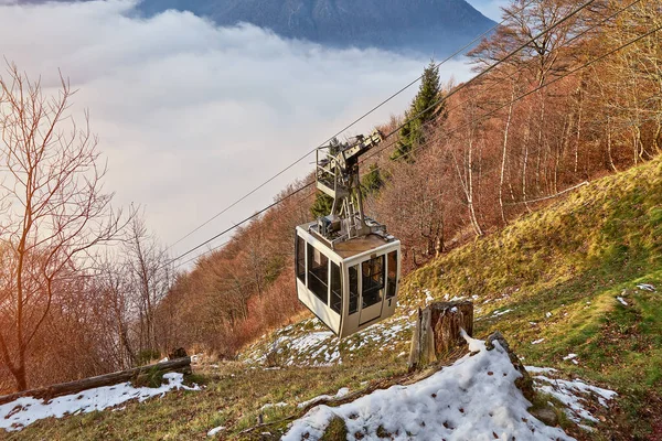 Enspårig kabel långt nära berg kulle mot höst skog — Stockfoto