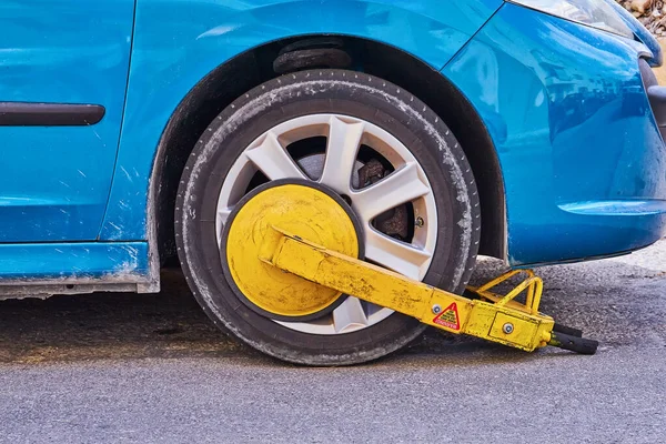 Geparktes Auto mit einem Wegfahrsperre Reifenschloss illegal — Stockfoto