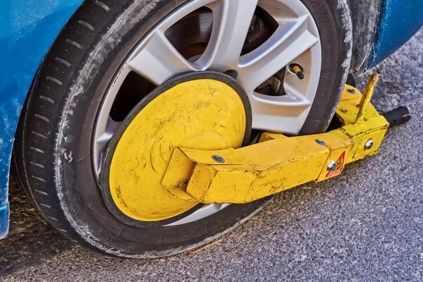 Geparktes Auto mit einem Wegfahrsperre Reifenschloss illegal — Stockfoto