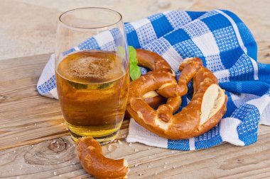 Ahşap arka planda Alman simit ve bira bardağı geleneksel