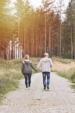 Ormanda yürüyen orta yaşlı bir çift...