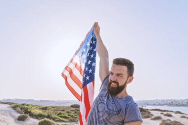 Gülen sakallı adam kaldırdı el Amerikan bayrağı tutarak