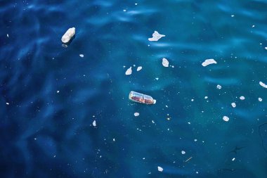 Plastik şişelerle kirletilmiş deniz suyunun yüzeyi,