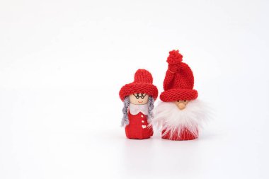 Beyaz arka planda izole edilmiş Noel cücesi çifti