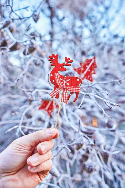 Skandynawski Boże Narodzenie dekoracyjne drewniane rekwizyty jelenia w ręku — Zdjęcie stockowe