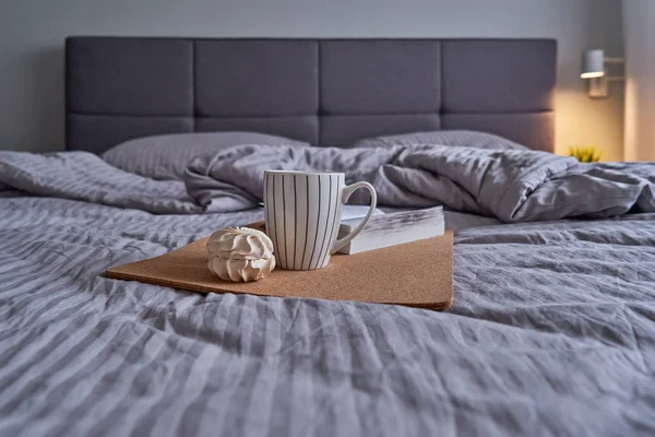 Chambre confortable avec grand lit et tête de lit douce dans des couleurs beige — Photo