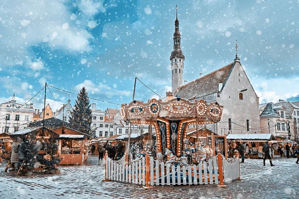 Eski Tallinn kasabasının vitrininde Noel pazarı
