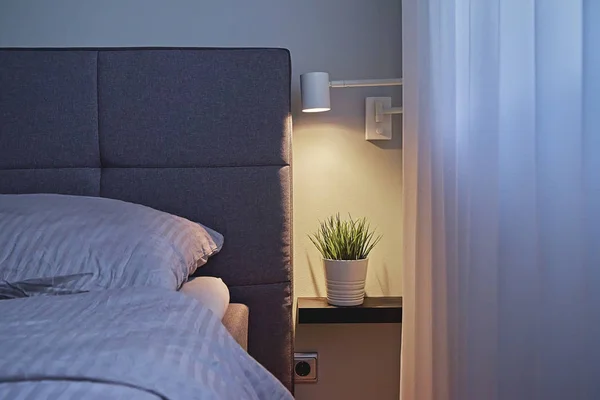Vista del moderno dormitorio de estilo minimalista con ropa de cama beige —  Fotos de Stock