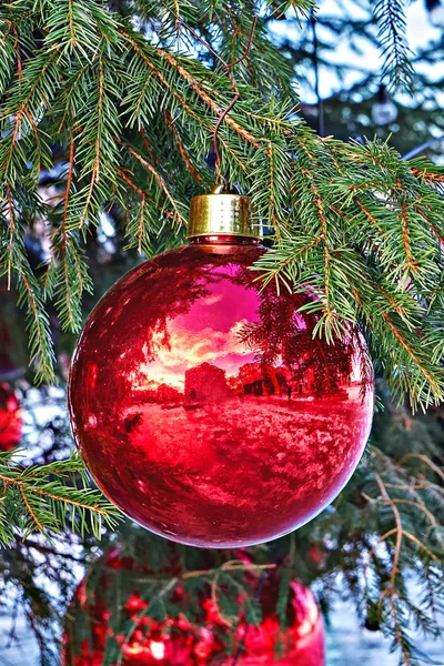 Gran bola de Navidad roja colgando en la rama del árbol de Navidad Imagen De Stock