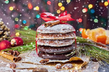 Noel kurabiyesi yığını kırmızı kurdeleli kurabiyeler şekerli Noel şekeri Noel tatili sehpası.