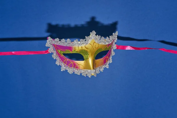 Mardi gras Maskerade Maske auf blauem Hintergrund mit Kopierraum — Stockfoto