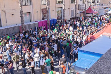 Aziz Patrick Günü kutlamaları sırasında sokakta dans eden kalabalığın üzerinde.
