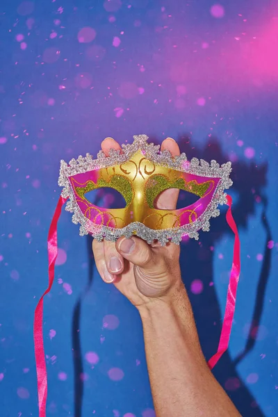 Mardi gras maskerade maskerade auf blau mit konfetti, kopierraum — Stockfoto