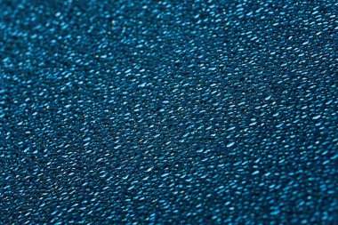 Kapalı su damlacıkları koyu yüzey arka planında. Soyut düşüş şablonu arkaplan, seçici odak