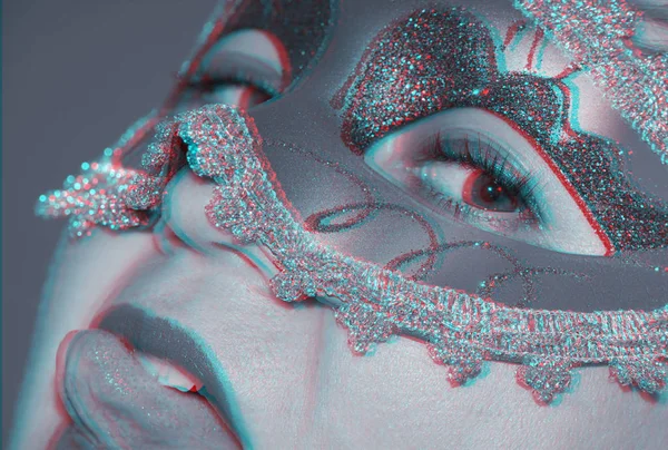 Nahaufnahme weibliches gesicht in mardi gras maskerade maske mit glitch effec — Stockfoto