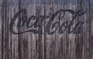 Metin harfleri Coca-Cola antik bir ahşap arkaplan