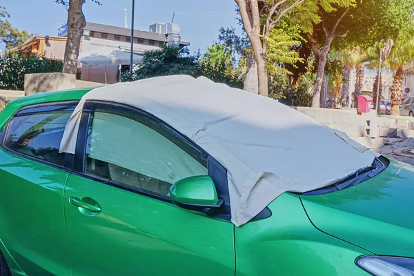 Windschutzscheibe des Autos mit Sonnenschutzgewebe am Auto — Stockfoto