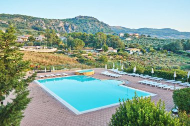 Dağların arasına gizlenmiş yüzme havuzlu rahat otel salonu alanı: Piana degli Albanesi, İtalya - 16 Eylül 2019