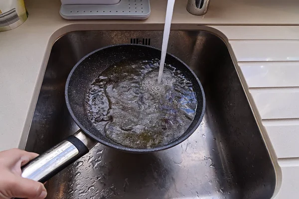 Pov Der Pfanne Mit Antihaft Oberfläche Und Heißem Unter Wasserhahn Stockbild